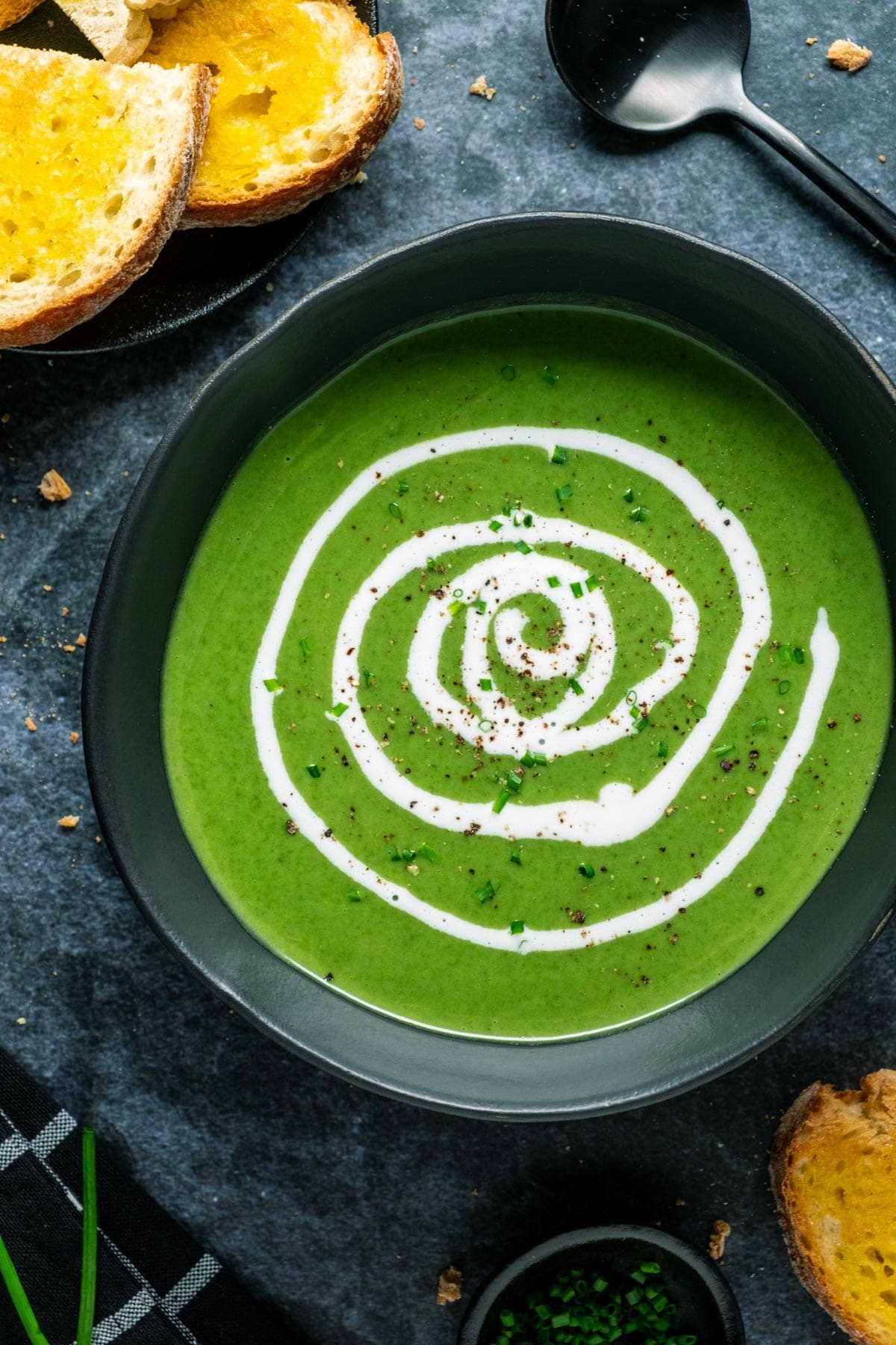 Deliciously Creamy Vegan Spinach Soup Recipe